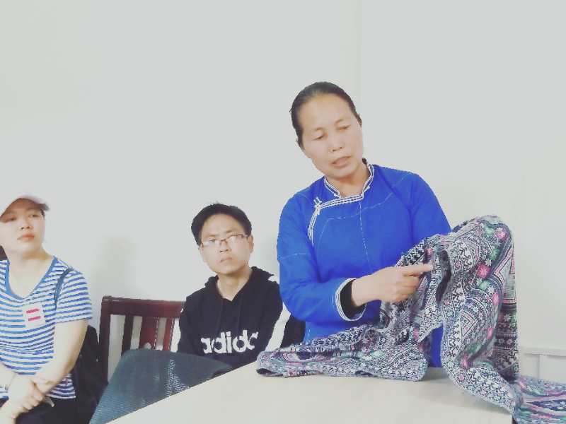 1524623234739072314.jpg 国家非物质文化遗产传承人、十九大代表、道县牙屯堡镇文坡村党支部书记栗田梅为学员们介绍非物质文化遗产“侗锦”帜艺.jpg