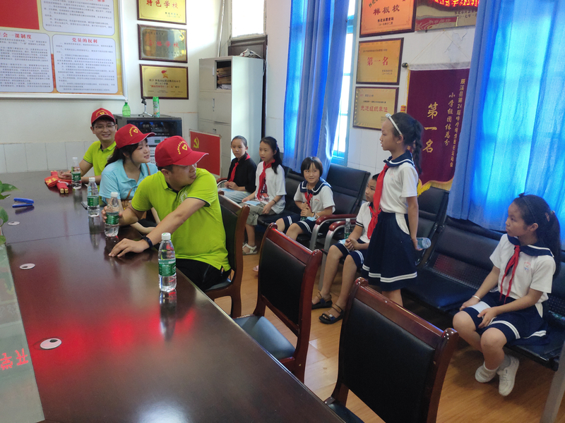 1595229596041098964.jpg 与留守儿童谈心交流.jpg