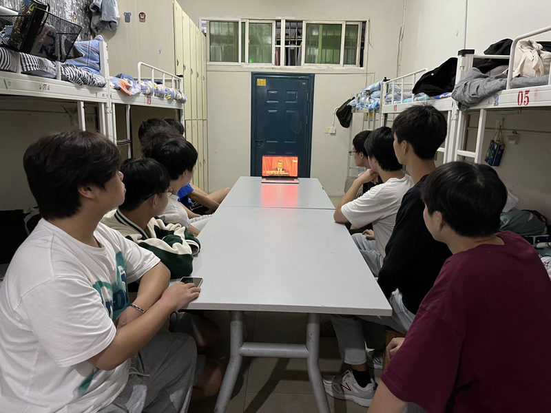 1学生学习党的二十大报告.jpg